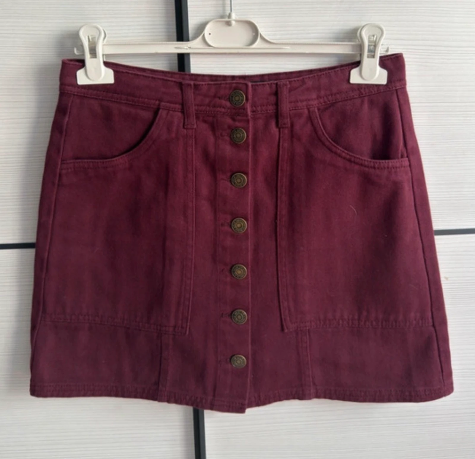Falda vaquera burdeos de Stradivarius (Talla 38) 